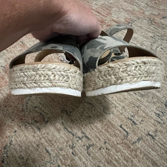 Soda Girl’s Camo Platform Sandals, Size 2 - Picture 3 of 11